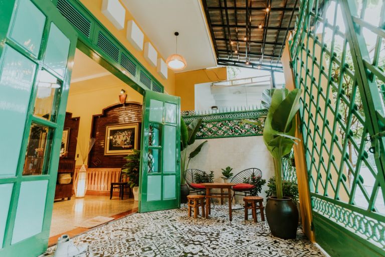 1991 Homestay Hanoi nằm trong con ngõ nhỏ với an ninh đảm bảo, căn nhà 3 tầng nổi bật với những họa tiết xưa và gam màu ấm (Nguồn: Tripadvisor)