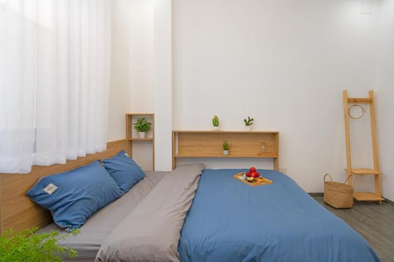 phòng nghỉ tại ChiPa thiết kế đơn giản với tông màu trung tính và không gian mở thoáng mát 