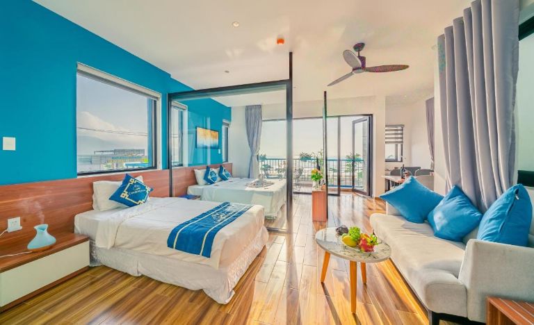 Không gian phòng nghỉ dưỡng tai Cani Beach House cực kỳ rộng rãi và thoáng mát với khung cửa sổ lớn, mở ra tối đa không gian sống cho du khách (nguồn: booking.com)