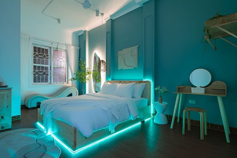 Điểm đặc biệt ấn tượng của homestay là hệ thống đèn đặt ở dưới gầm giường, tạo không gian ánh sáng độc đáo (nguồn: go2joy.vn)