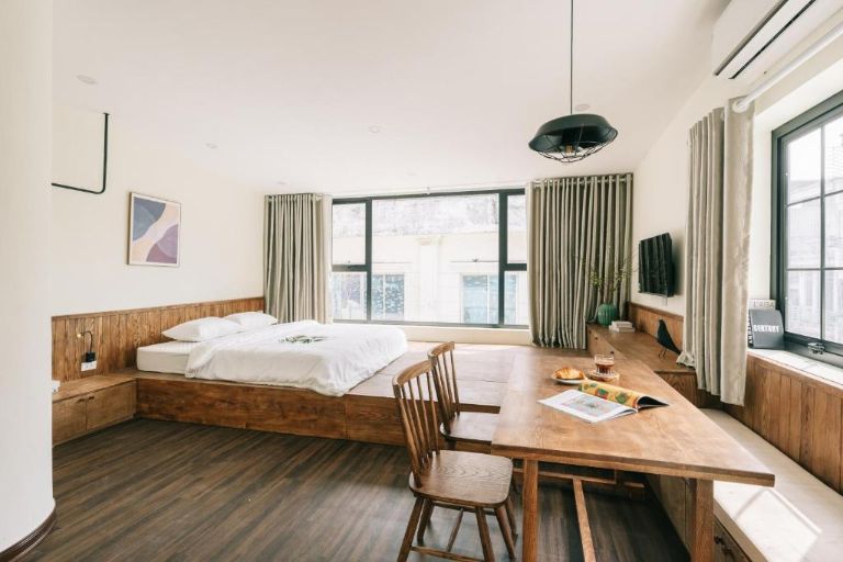 Các phòng nghỉ tại homestay Đống Đa Hà Nội này có thiết kế tối giản với các tông màu trắng và nâu gỗ đan xen, tạo không gian sang trọng ấm áp (nguồn: booking.com)