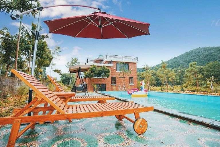 Bể bơi có ghế dài cho khách nghỉ dưỡng và tận hưởng giây phút thư giãn