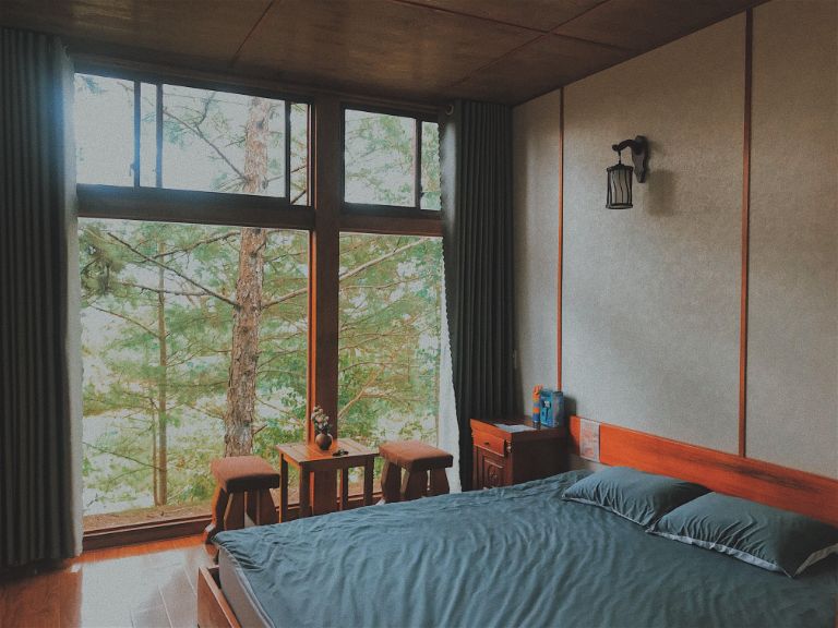 Phòng ngủ thiết kế không gian mở có view nhìn ra rừng thông sẽ khiến du khách mê mẩn 