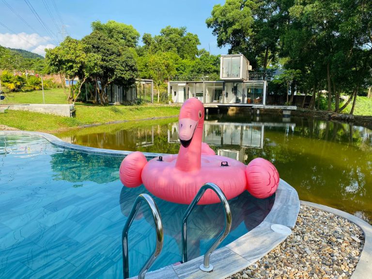 Homestay Hồ Đồng Quan Nhà Ao có chiếc bể bơi ngoài trời đặt ngay cạnh hồ nước (nguồn: facebook.com)