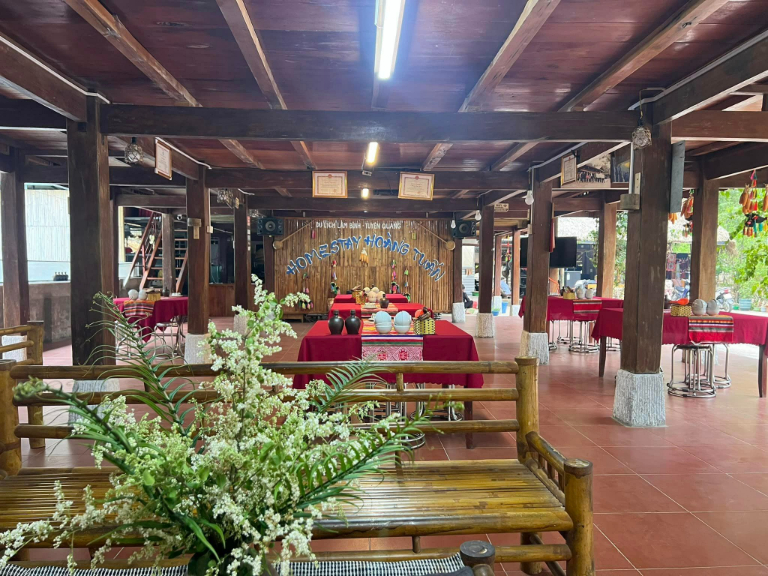 Khu nhà sàn tại homestay Hoàng Tuấn Lâm Bình 