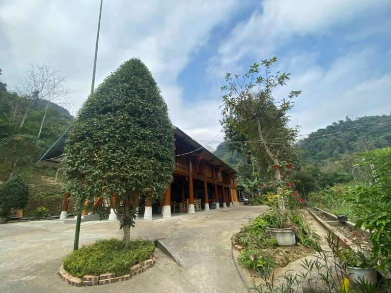 Hải Linh homestay Lâm Bình nằm tựa lựng vào đồi núi