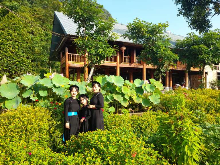 Du khách check - in trong vườn hoa của homestay Lâm Bình này