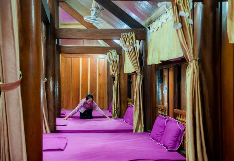 Phòng ngủ mang một sắc tím mộng mơ của lấy cảm hứng từ loài lá cẩm