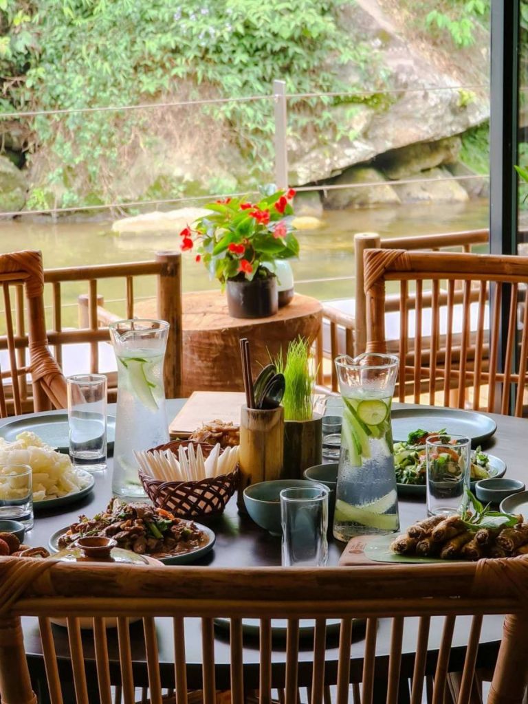 Homestay Lào Cai Topas Riverside Lodge cung cấp cho du khách những trải nghiệm ẩm thực đặc trưng theo mùa, tạo nên một trải nghiệm ẩm thực độc đáo. 