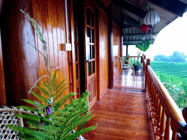 Nội thất của căn homestay Lào Cai này được bài trí tinh tế với sắc màu nâu và vàng làm trọng tâm, giúp tạo nên không gian ấm áp và thân thiện hơn. 