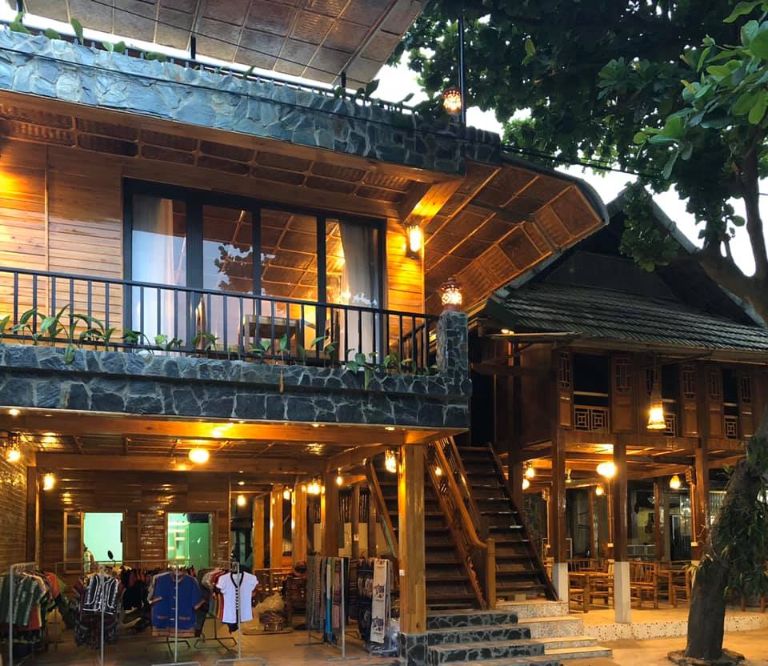 Mai Chau Green Ecohouse hiện lên bởi kiến trúc lấy gỗ nâu làm chủ đạo, hòa quyện cùng ánh đèn vàng tạo nên không gian sống ấm áp (nguồn: google map)