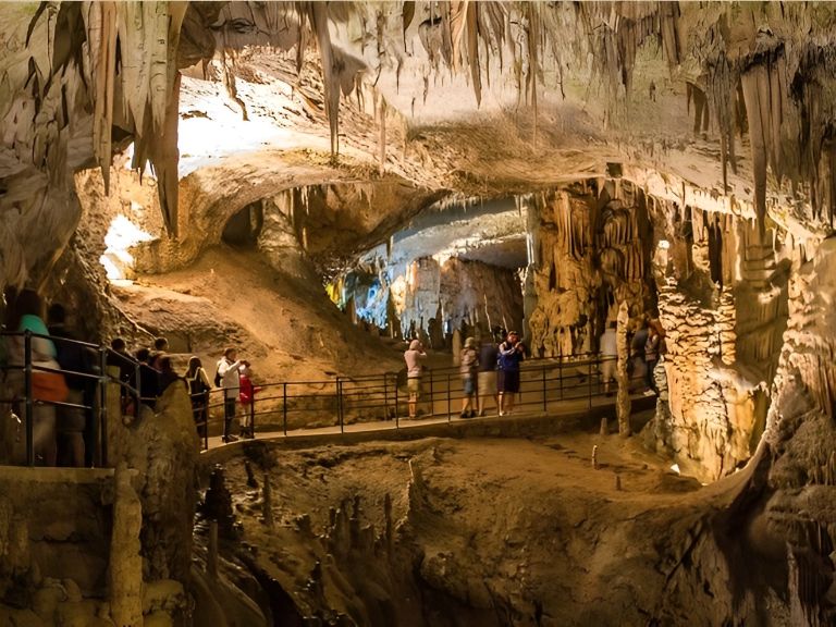 Khi đến đây lưu trú, khách du lịch không thể bỏ lỡ các địa điểm tham quan nổi tiếng ngay gần homestay, như hang động thạch nhũ tuyệt đẹp (nguồn: maichautourist.com)