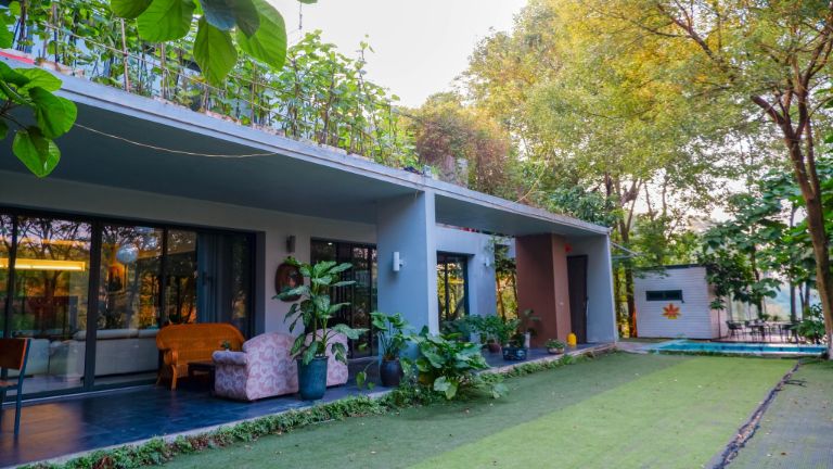 A House-Homestay Mê Linh được bao phủ bởi màu xanh của cây cối mang đến sự mát mẻ, dễ chịu cho du khách (nguồn: Facebook A House)