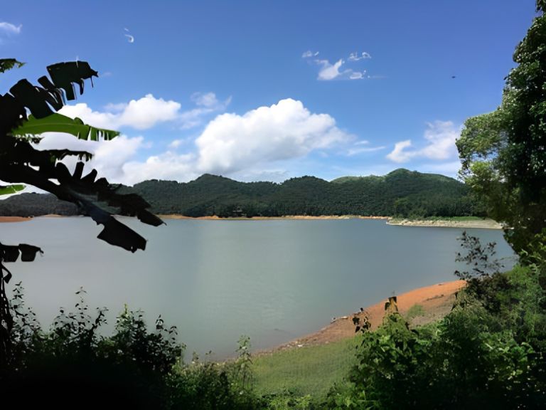 Khu nghỉ dưỡng Hồ Pá Khoang tọa lạc giữa rừng cây thiên nhiên hùng vĩ nhưng cũng đầy thơ mộng (nguồn: google map)