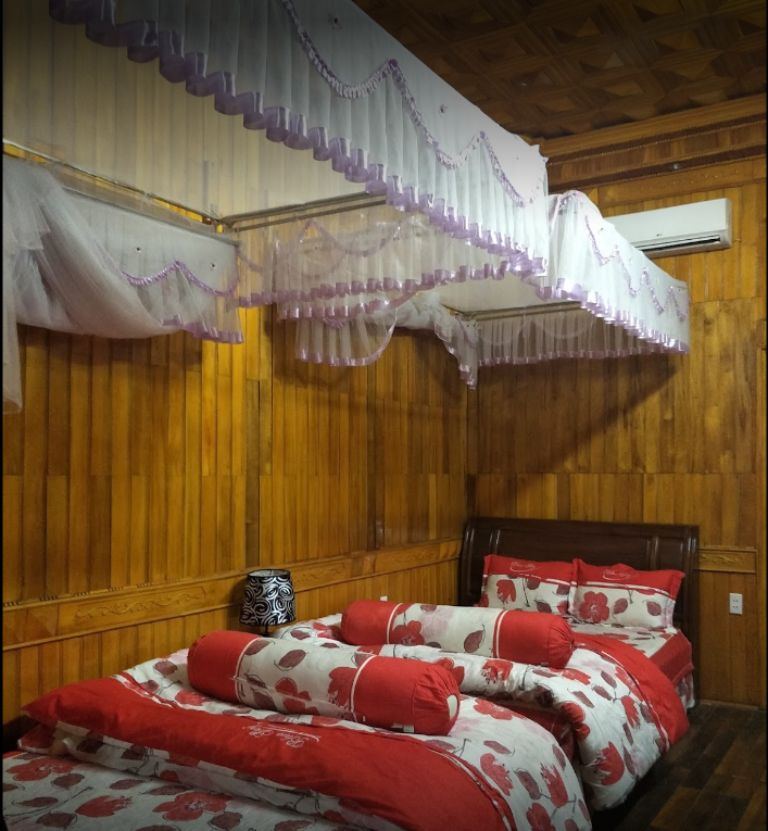 Các phòng ngủ được ốp gỗ toàn bộ, tạo không gian gần gũi, ấm cúng 