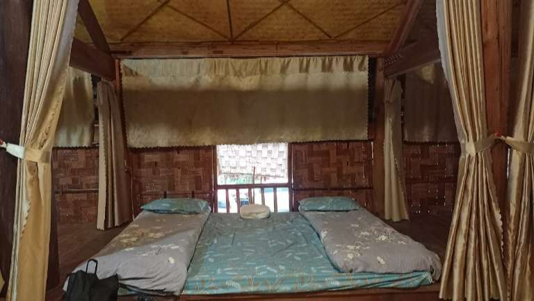 Phòng ngủ tại homestay được thiết kế từ những vách đan của người đồng bào
