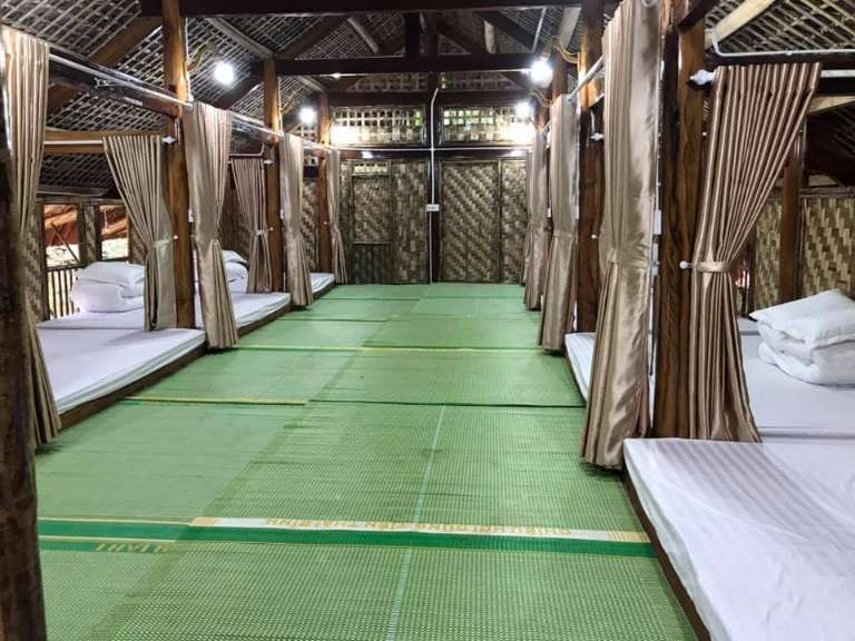 Phòng ngủ tại homestay vô cùng thoáng mát được thiết kế từ những miếng tre đan của người dân tộc Tày
