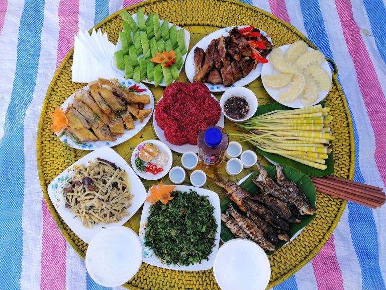 Homestay A Tùng còn cung cấp cả dịch vụ ăn uống với các món ăn đặc sản Lai Châu thơm ngon nức tiêng