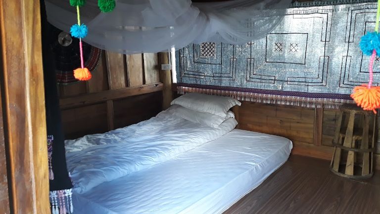 Các gian phòng ngủ được thiết kế đầy đủ tiện nghi, giản dị, tạo cảm giác gần gũi, ấm áp cho khách du lịch