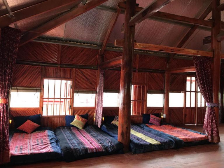 Các phòng ngủ của Homestay Chu Vang được trang bị đầy đủ các tiện nghi cơ bản, trang trí theo phong cách tối giản 