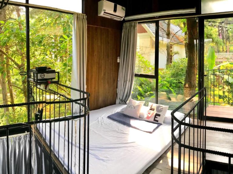 Căn hộ tại homestay Sóc Sơn Hà Nội được trang bị 2 ban công với tầm nhìn rộng mở, cho phép bạn chiêm ngưỡng vẻ đẹp của rừng thông và đồi núi xung quanh.