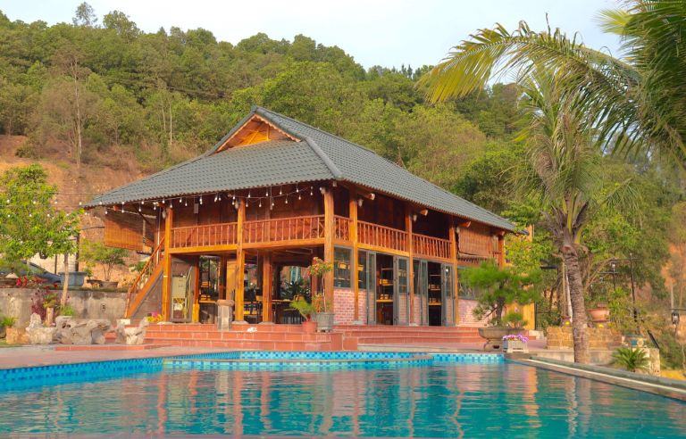 Nhà Bên Suối Stream House, như tên gọi của nó, là một khu homestay rộng rãi với đầy đủ tiện nghi cùng một bể bơi rộng 100m2.