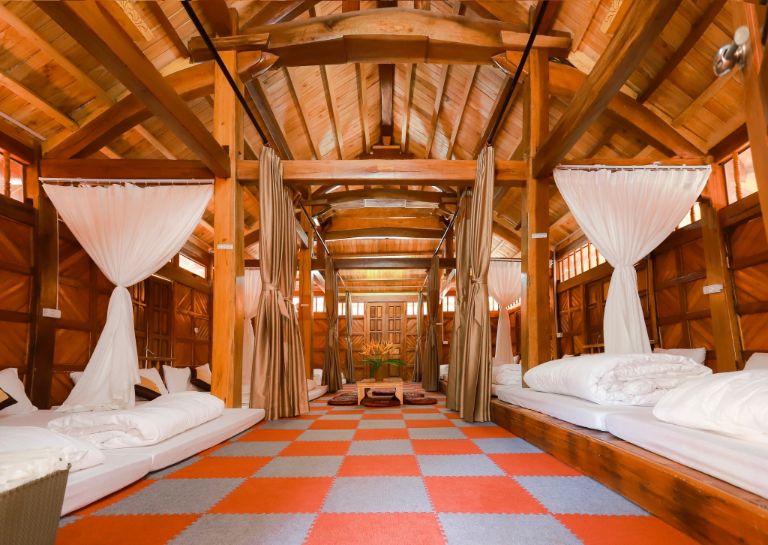 Stream House có các nhà sàn gỗ có thể ngủ tập thể với 12 chiếc đệm đôi êm ái, thích hợp cho nhóm bạn đi đông người