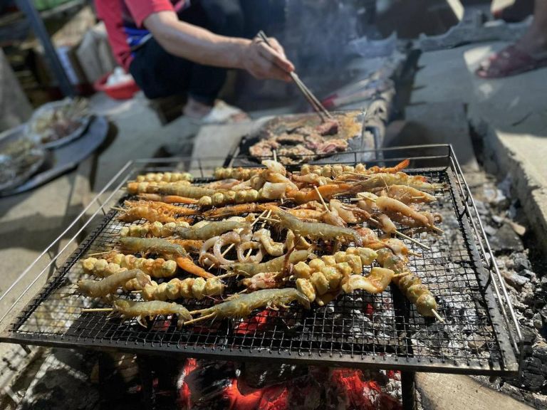 Hơn thế nữa, bên cạnh chức năng chính là nấu nướng cho homestay, bếp của nhà Chu Liên còn có thể đáp ứng nhu cầu của khách hàng bằng cách tổ chức tiệc nướng BBQ theo yêu cầu của họ.