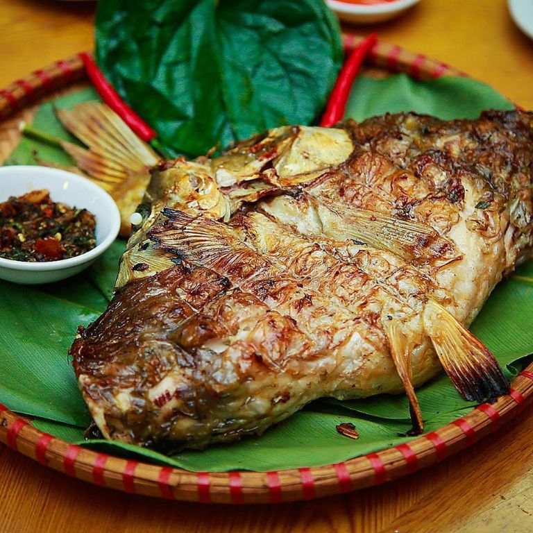 Pa Pỉnh Tộp là món ăn đặc sản của người Thái tại vùng Tây Bắc. Từ "Pa" trong tiếng Thái có nghĩa là "cá suối", và "Pỉnh Tộp" là cách gọi địa phương của cá gập được nướng trên lửa than.