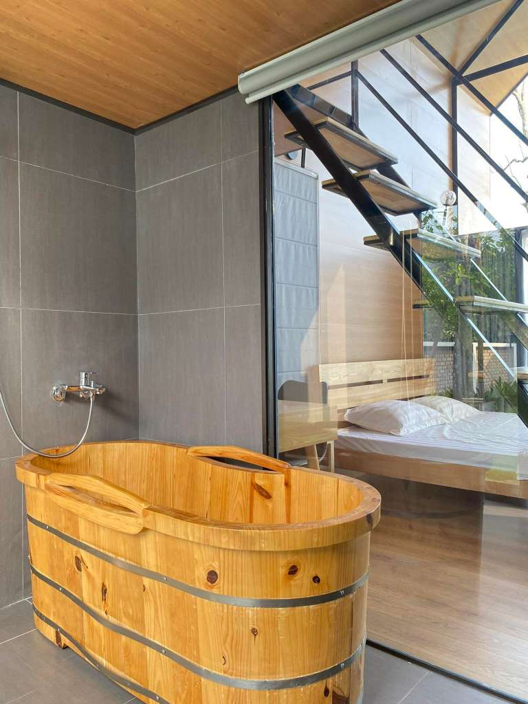 Bồn tắm bằng gỗ tronng homestay cho du khách ngâm mình thư giãn