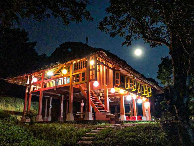 Pai Bjooc homestay Tuyên Quang với thiết kế nhà sàn càng trở nên vô cùng lung linh khi về đêm