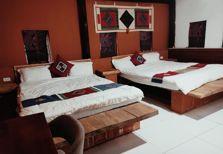 Ga giường trắng kết hợp với một vài họa tiết thổ cẩm lại càng tôn lên vẻ đẹp đặc trưng của dân tộc nơi đây