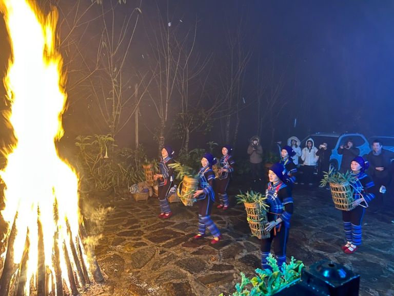 Những điệu nhảy dân gian của dân tộc bản địa khiến du khách không thể nào dời mắt tại homestay Y Tý Lào Cai 