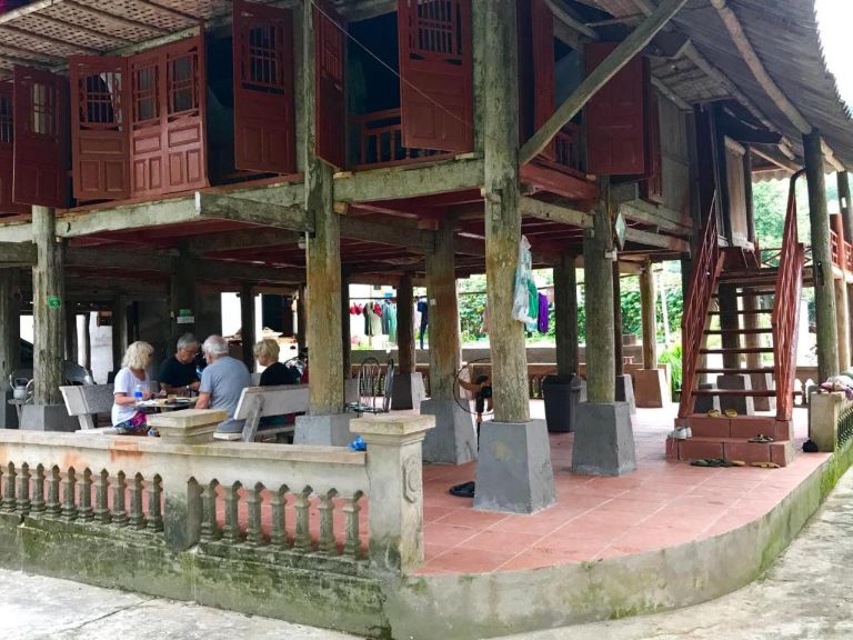 Các nhà truyền thống của người Dao được xây dựng chủ yếu bằng các vật liệu tự nhiên như gỗ và tre, với kiến trúc cao và rộng rãi để đáp ứng các nhu cầu cho các nghi lễ gia đình và tiếp đón các đoàn khách lớn.