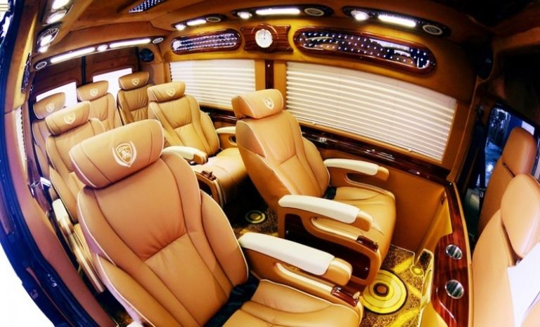 Nhà xe sử dụng dòng xe limousine VIP hiện đại, đầy đủ tiện nghi 