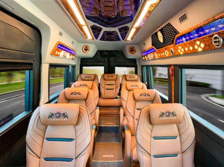 Nội thất bên trong xe hiện đại, với đầy đủ các thiết bị tiện nghi nhằm đem đến trải nghiệm thoải mái cho hành khách