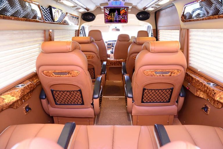 Hệ thống ghế của xe limousine Hà Nội Nam Định được bọc da vô cùng êm ái, bảo đảm trải nghiệm tuyệt vời ở trên xe
