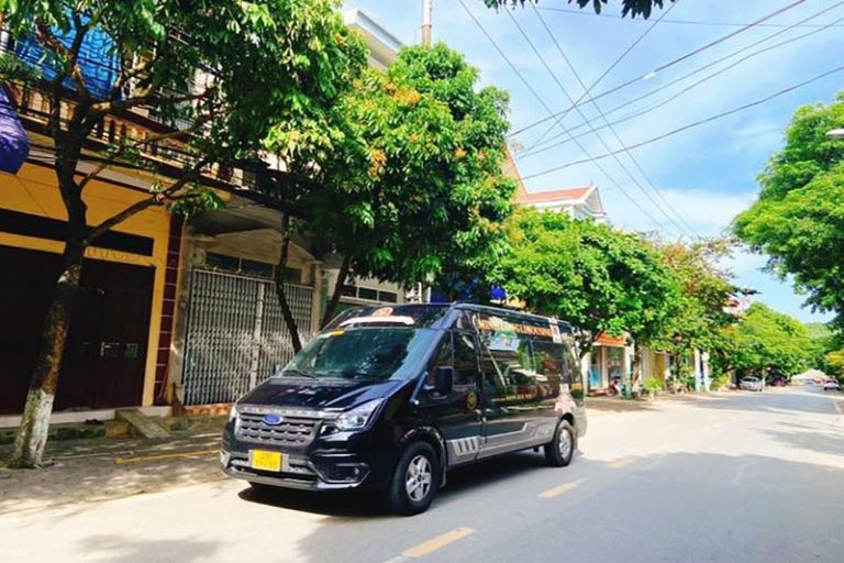 Minh Long Limousine cũng là một nhà xe limousine Hà Nội Ninh Bình nổi tiếng với dòng xe 11 chõ ngồi VIP đầy đủ tiện nghi