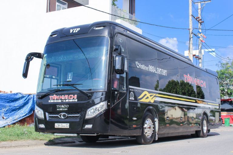Màu đen sang trọng càng làm nổi bật xe limousine Hà Nội Quảng Bình - Tân Kim Chi trên mọi chuyến hành trình 