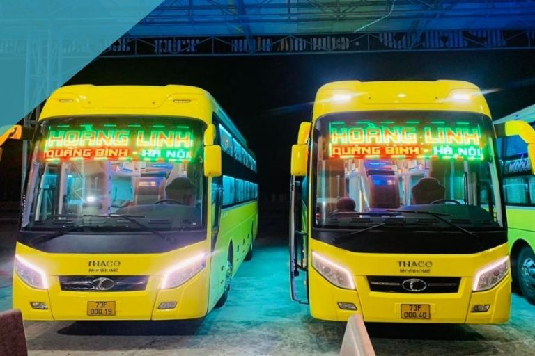Với màu vàng nổi bật, xe Hoàng Linh cực kì dễ nhận thấy trên tuyến đường từ Hà Nội tới tỉnh Quảng Bình 