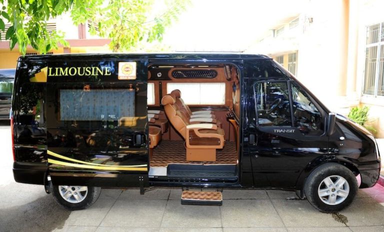 Nhà xe Tiến Thịnh Limousine cung cấp dàn xe 9 chỗ VIP cao cấp hạng thương gia có độ ngả thoải mái cho hành khách