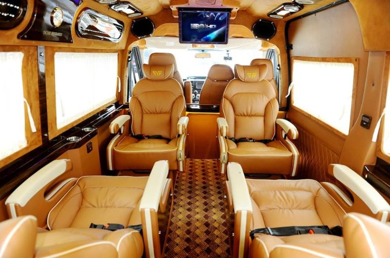 Xe limousine được thiết kế hiện đại với đầy đủ các thiết bị tiện nghi, các ghế có độ thoải điều chỉnh được