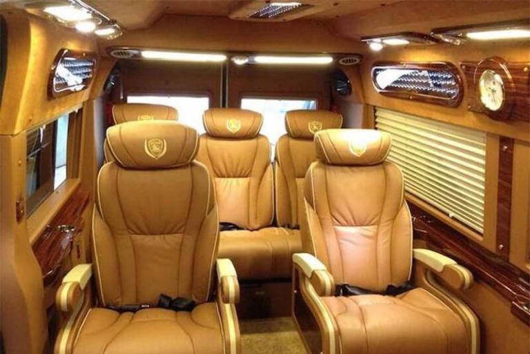 Ghế ngồi của xe limousine Quảng Ninh Thanh Hóa đều được bọc da để đem lại những trải nghiệm êm ái nhất cho hành khách