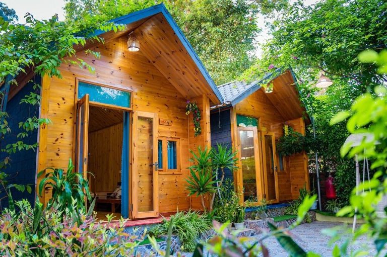 Homestay Quan Lạn Nhà Cam gây ấn tượng với nhiều du khách bởi các căn nhà gỗ kết hợp cùng tông màu nâu cam độc đáo (nguồn: facebook.com)