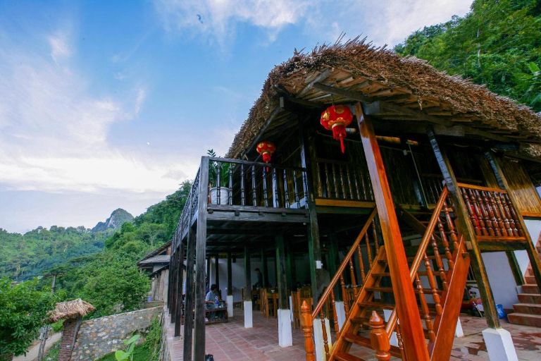 Homestay này được xây dựng theo kiến trúc của người dân tộc Tày với ngôi nhà sàn giữ nguyên được vẻ đẹp truyền thống, với phần mái được lợp bằng lá cọ