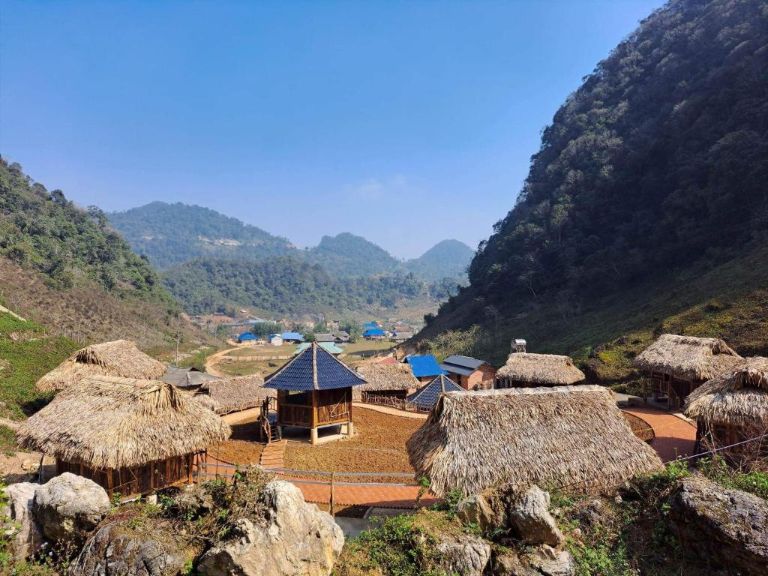 Homestay Bản Lác Highland Hmong sở hữu vẻ đẹp tự nhiên ẩn mình giữa đất trời, hòa vào đó là những căn bungalow lá truyền thống (nguồn: booking.com)