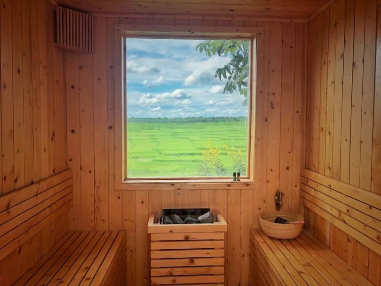 Điểm đặc biệt của homestay này mà rất ít đơn vị lưu trú khách có là phòng xông hơi cổ điển cùng cửa sổ ngắn nhìn cánh đồng lúa rộng mênh mông