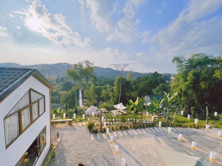 Homestay có sân vườn xanh mát, mang đến cho du khách một không gian sống thoáng đãng (Nguồn: booking.com)