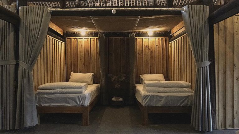 Các phòng nghỉ được thiết kế cửa kính trong suốt, tông màu trầm ấm, sử dụng gỗ là vật liệu chính mang lại không gian cực kì vintage (Nguồn: facebook.com)