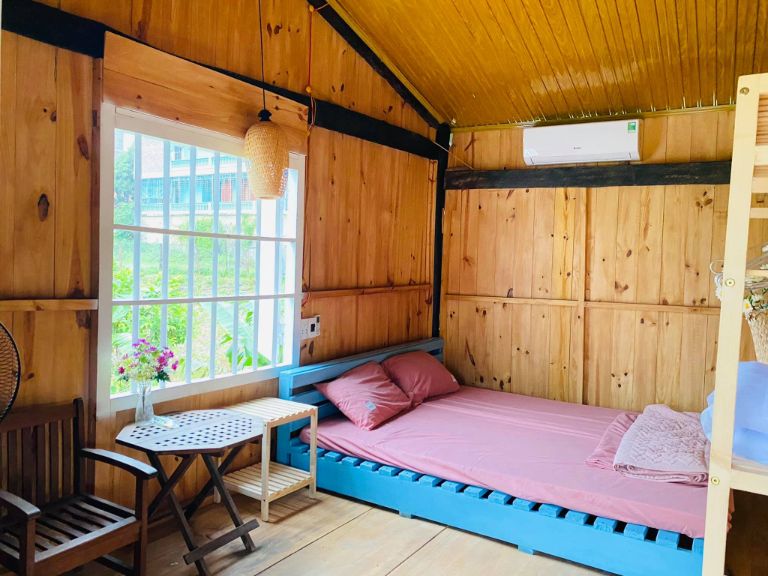 Phòng ngủ được làm chủ yếu từ vật liệu tre nứa, thân thiện với môi trường (Nguồn: facebook.com)